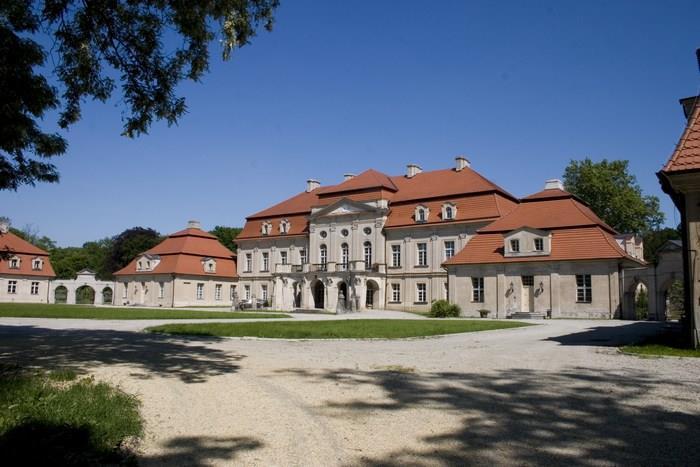 S t r o n a 37 Obok kościoła w latach dwudziestych XIX w. zbudowano przytułek dla chorych i ubogich zwany "szpitalikiem". Stał on się w 1918 r.