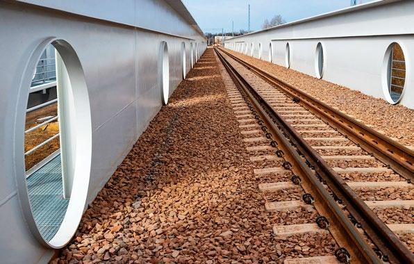 Inwestycja wpłynie również na poprawę bezpieczeństwa ruchu kolejowego, zmniejszenie negatywnego oddziaływania transportu kolejowego na środowisko oraz zwiększenie interoperacyjności kolei.