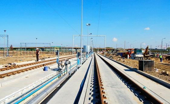 Nawierzchnia kolejowa w obrębie przejazdu jest nawierzchnią bezpodsypkową, zatem nie istnieje problem zanieczyszczenia podsypki, która zawsze wystepuje w rejonie przejazdów. 2.