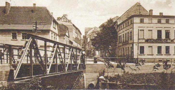 Il. 11. Fotografia wykonana w końcu lat 20. XX w. Z budynku browaru zniknął napis Berg-Brauerei, a pojawił się Johannes Schaefer - Restaurant.
