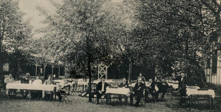 Ogródek letni restauracji i hotelu Deutsche Haus (obecnie na tym terenie znajduje się Biblioteka Publiczna), która