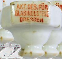 Producentem, podobnie jak na zamknięciach butelek browaru Hirsch, jest Spółka Akcyjna Przemysłu Szklarskiego Drezno.