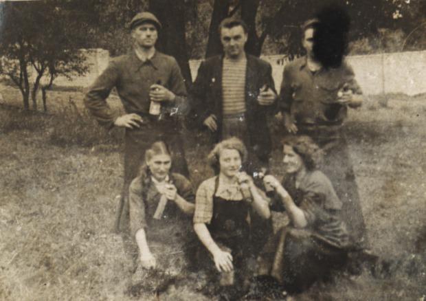 Il. 68. Lata 50. XX w. W pierwszym rzędzie, pierwsza z lewej Sabina Zalewska, pierwsza z 92 prawej Wiktoria. Stoi z lewej Korsak, obok Jan Dyczkowski i Edward Lizurej. 29 maja 1957 r.