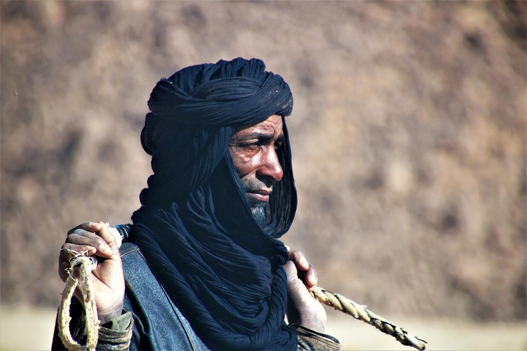 Tuaregowie - wolni ludzie pustyni Naszymi gospodarzami będą miejscowi Tuaregowie, z klanu zamieszkującego region pogranicza Algierii, Libii i Nigru. Pustynię znają jak nikt inny.