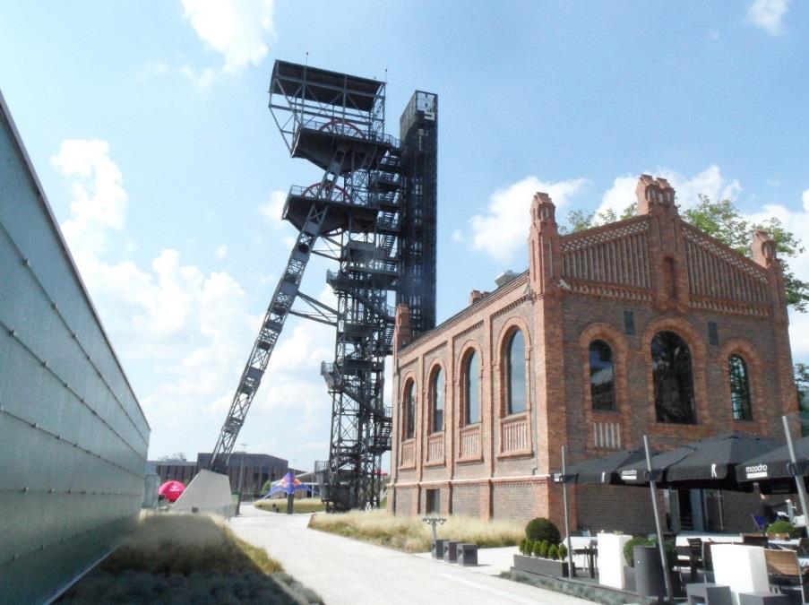 55 Fot. 9. Wieża szybowa, budynek warsztatów mechanicznych, po lewej budynek nowej siedziby Muzeum Śląskiego przy ulicy Dobrowolskiego (fot. E.