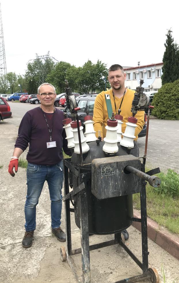 Obudowę wyłącznika stanowi kadź w której znajduje się podstawowy środek izolacyjny oraz gaśniczy ja-kim jest olej. Olej zajmuje około 2/3 objętości zbiornika, resztę poduszka powietrzna.