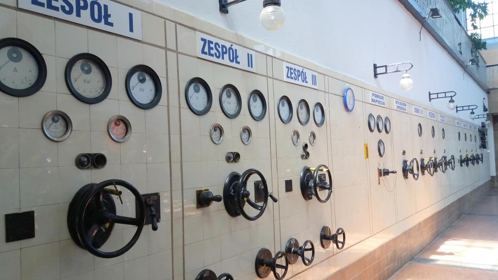 Wspaniale zachowana ściana sterownicza generatorów w hali maszyn elektrowni Niedalino W