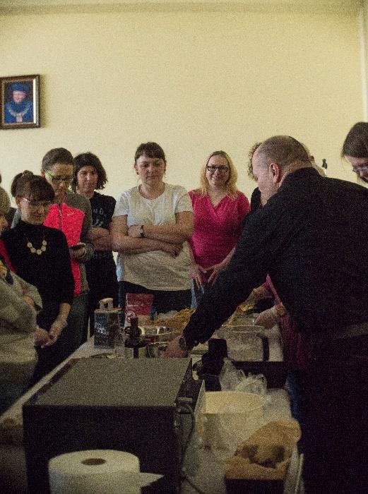 W tajniki podstaw języka hebrajskiego słuchaczy wprowadziła Katarzyna Mazurkiewicz, a