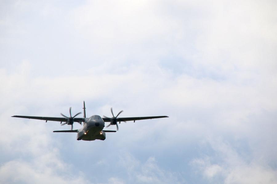 Następnie na niebie pojawił się AN-2 Wiedeńczyk, pilotowany przez Jerzego Antoniewicza, z którego wyskoczyli skoczkowie