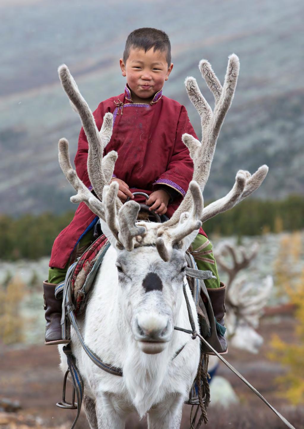 MONGOLIA Wśród pasterzy reniferów Tsataan Północ Mongolii to kraina surowa, obfitująca w czyste rzeki i jeziora, porośnięta modrzewiową tajgą.