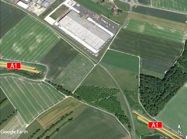 1.5. Przykład przyjścia górnego na terenie płaskim rolniczym, z nieciągłymi zagajnikami leśnymi; autostrada A1 Szwajcaria w pobliżu Lully Źródło: zdjęcie satelitarne z Google Earth [163].