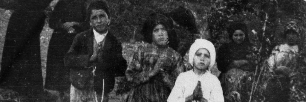 1917.05.13 Matka Boska Różańcowa objawia się trojgu małym pasterzom po raz pierwszy. W Cova da Iria, gdzie dzieci pasały owce, objawiła się im Pani jaśniejsza od słońca i powiedziała, że jest z Nieba.