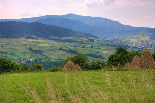 ATRAKCJE TURYSTYCZNE Głównym celem wędrówek turystów jest Mogielica - Królowa Beskidu Wyspowego. Ze szczytu Mogielicy można podziwiać piękną panoramę Tatr, Gorców, Pienin i całego Beskidu Wyspowego.