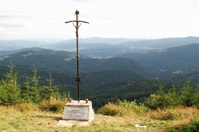 Mogielica stanowi również doskonały punkt wypadowy na inne sąsiadujące szczyty: Krzystonów (1012 m n.p.m.), Jasień (1052 m n.p.m.) - Przysłop Turbacz.