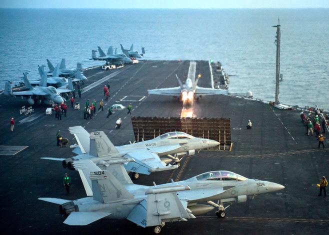 za główny gwarant bezpieczeństwa i dalszego istnienia reżimu. W rejonie Korei Północnej operuje amerykański lotniskowiec USS Carl Vinson, fot.