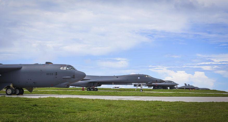 Bombowce B-52H, B-1B i B-2A na wyspie Guam, fot.