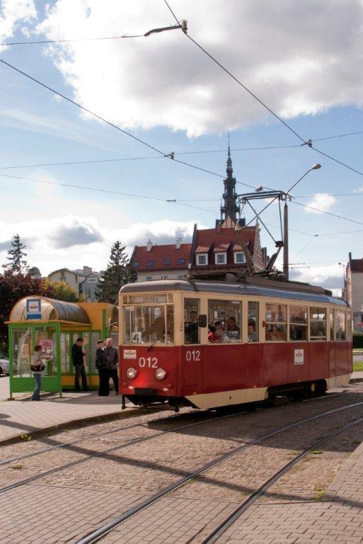 PRZEJAŻDŻKI ZABYTKOWYM TRAMWAJEM PO ELBLĄGU W każdy wakacyjny weekend mieszkańcy Elbląga i turyści mogą skorzystać z przejażdżki zabytkowym tramwajem Konstal.
