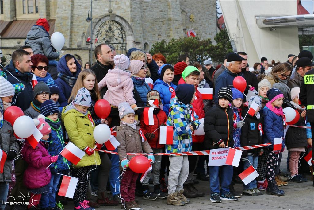 Podczas uroczystości wartę honorową wystawiali: żołnierze z grupy rekonstrukcji historycznych Limanowskiego Stowarzyszenia Historii Ożywionej Jabłoniec 1914 strzelcy ze Związku Strzeleckiego Strzelec