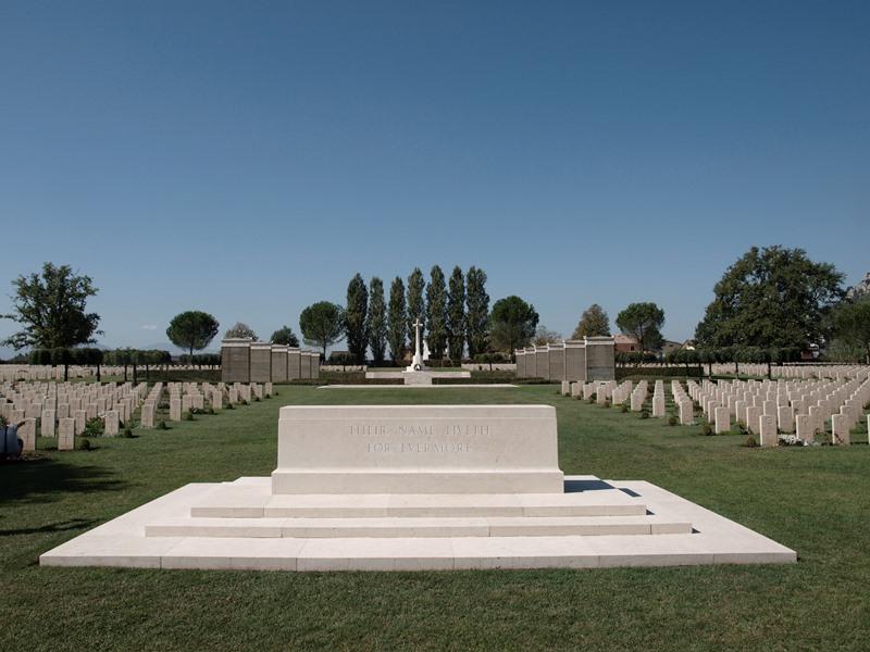 Aliancki cmentarz wojenny (Cassino War Cemetery) (fot. M. Foks) Generał Anders ma wybór Planowano kolejne natarcie. Tym razem główną siłę atakującą miał stanowić II Korpus Polski gen.