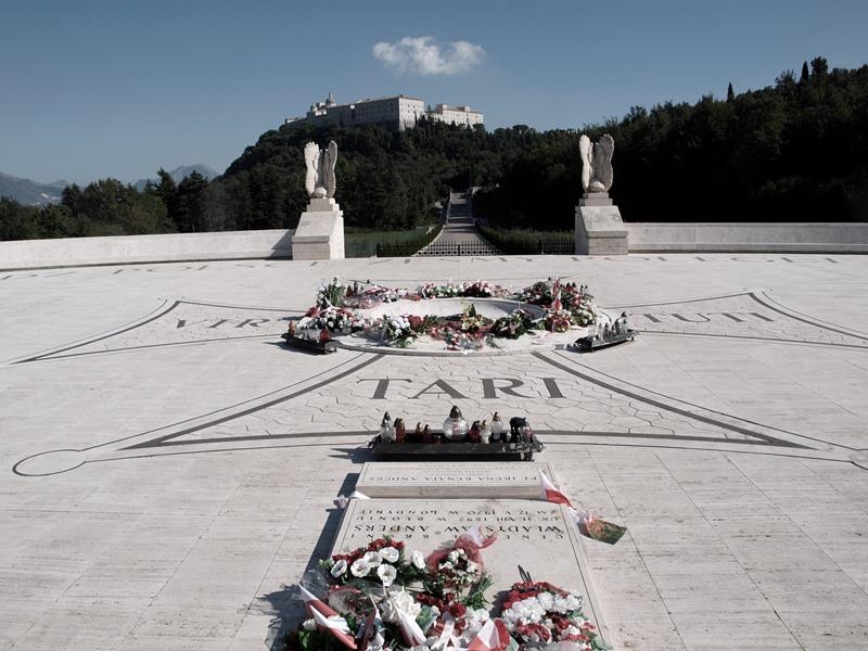 Grób gen. Władysława Andersa stanowi dziś centralny punkt polskiego cmentarza wojennego pod Monte Cassino (fot. M. Foks).