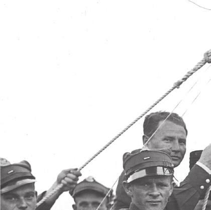 Kapitan Franciszek Hynek w gondoli balonu Toruń (siedzi z lewej) przed lotem treningowym.