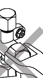 Wycięcie obu szczelin pozwala na wyprowadzenie przewodów (patrz rysunek "Przewody zewnętrzne prowadzone w czterech kierunkach"). (Do wycięcia szczelin należy użyć piły metalowej).