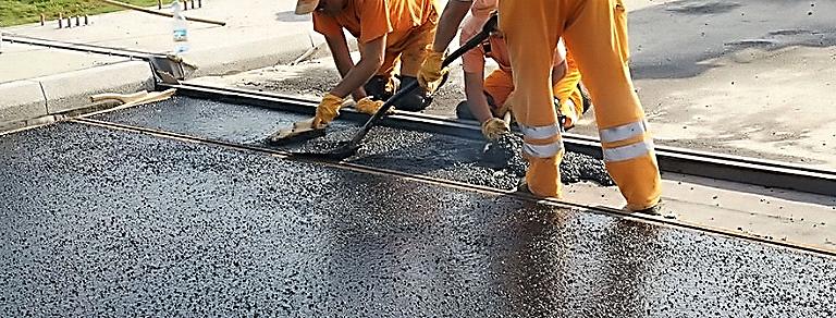 Zadanie 37. Na rysunku przedstawiono naprawę wyboju o znacznych rozmiarach. rozściełanie asfaltu lanego wzdłuż torów tramwajowych. rozściełanie asfaltu lanego wzdłuż dylatacji obiektu mostowego.