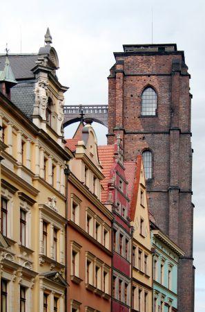 (Kiedy nieruchomość może być uznana za zabytek? na zdjęciu: Wrocław) Decyzja o wpisie to nie wpis Decyzja o wpisie danej nieruchomości do rejestru zabytków jeszcze jej właściciela nie ogranicza.