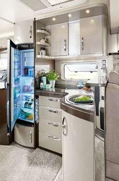lodówka z zamrażalnikiem poprawiają wygodę pracy w kuchni.