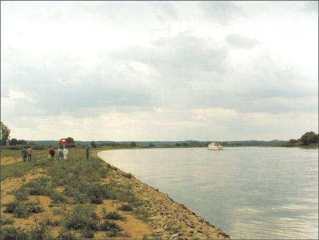 Fot. 1. Opaska brzegowa spodarki wodnej na wodach granicznych z dnia 19 maja 1992 r.