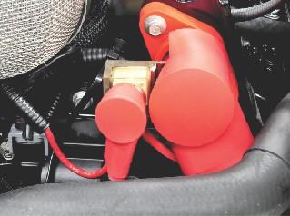 Rozdział 2 - Budowa zespołu silnikowego Bezpiecznik 90 A znajdujący się w pobliżu układu odcinania płomieni chroni wiązkę przewodów zasilających silnika w przypadku przeciążenia elektrycznego.