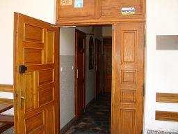 Stolarka drzwiowa w ośrodku: drzwi wejściowe główne - drewniane o szerokości 85 cm, boczne o szer.