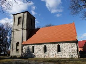 Kołbaskowo Kościół pw. Świętej Trójcy w Kołbaskowie wzniesiony został pod koniec XIII w. w stylu późnoromańskim z kwadr granitowych.