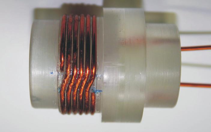 Laboratoryjne urządzenie do ekspansji elektromagnetycznej... 265 przez rezystory R1, R5 i diody D1, D4. Obydwa obwody ładowania zamykają się do masy przez cewkę L1 i rezystor R t.
