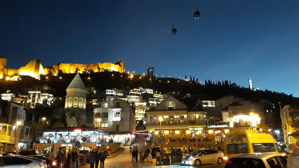 Zdjęcie 2. Tbilisi w nocy. Kolekcja autora. Poniedziałek 29.10.2018 r. Wizyta w biurze turystycznym Holidays in Georgia, które mieści się Kote Apkhazi st.