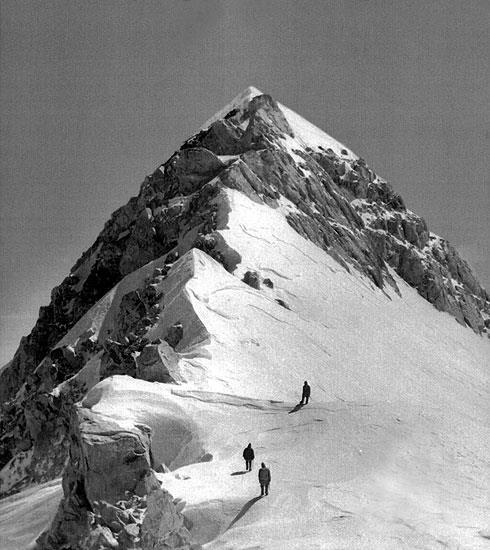 obozu II (5850 m). 6 maja Polacy mieli już rozbity tymczasowy obóz III (6200 m) nieopodal stromej ściany prowadzącej na przełęcz w grani.