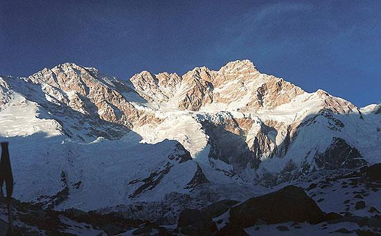Dwie Kangchendzöngi Polski Klub Górski zachęcony udaną wyprawą na Kangbachen w 1974 roku, złożył do władz aplikację o przyznanie szczytu dla kolejnej wyprawy.