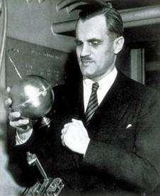 W7. Efekt Comptona 1922 odkrycie zjawiska przez Comptona podczas naświetlania grafitu promieniami Röntgena. 1927 - Arthur Holly Compton otrzymuje nagrodę Nobla za swoje odkrycie.