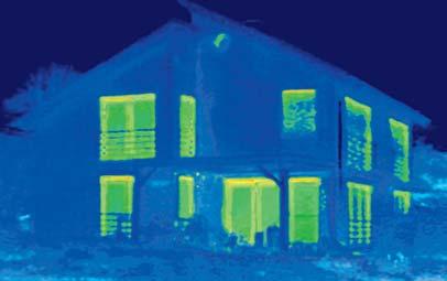 Po fachowo przeprowadzonej wymianie okien na system okienny Schüco LivIng zdjęcie termograficzne pokazuje znaczący efekt energetyczny takiej inwestycji: pierwotna strata