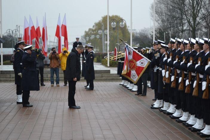 Oddawanie honorów sztandarem przysługuje tylko pięciu osobom cywilnym w Polsce fot. M.