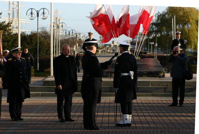 Stosując się ściśle do Regulaminu Ogólnego w tej uroczystości osobą przyjmującą meldunek od dowódcy Kompanii Honorowej powinien być przełożony (w tym przypadku nieistniejący już Dowódca Marynarki