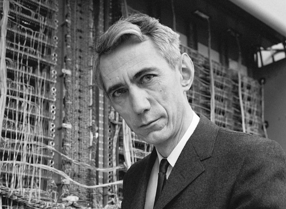 Wprowadzenie Z powodu braku pierwszego wykładu zamieszczamy słowo wstępu do przedmiotu: Krótka historia Rysunek 1: Claude Shannon (1916-2001) Mało która dyscyplina ma swój początek w tak konkretnym