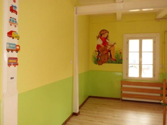 podłogowych w salach zabaw /90 m ²/ malowanie szatni