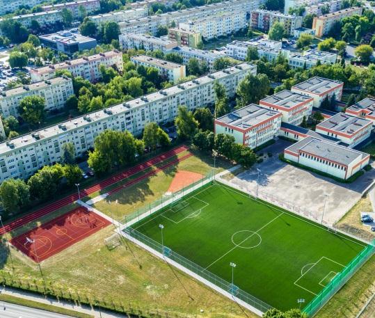 Raport o stanie gminy Śrem za rok 2018 13 4. świata i wychowanie Wydatki budżetowe na oświatę i wychowanie i ochronę zdrowia (żłobek) stanowią ok. 40% corocznych łącznych wydatków budżetu gminy. 4.1 pieka nad dziećmi do lat 3 Gmina prowadzi rejestr żłobków i klubów dziecięcych działających na swoim terenie.