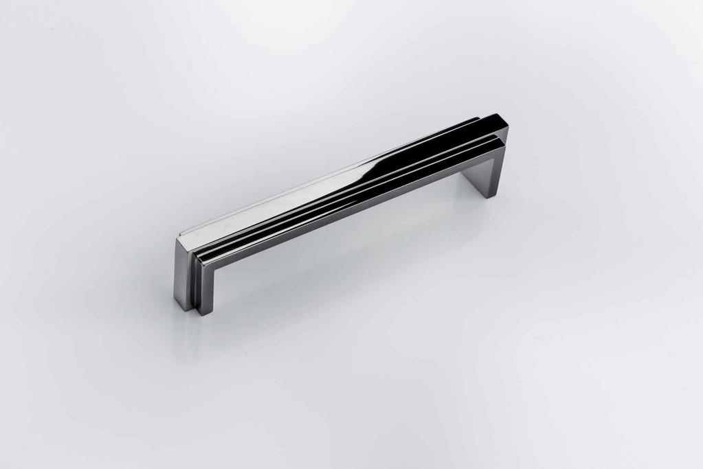 BRASS HANDLE AVAILABLE IN CHROME, NICKLE, BRASS, AGED BRASS FINISH. THIS MEDIUM SIZE HANDLE IS IDEAL FOR SMALL CABINETS, WARDROBE DOORS AND DECORATIVE FURNITURE.