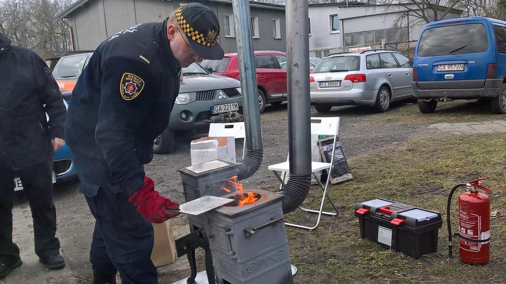 pokazują, że taka wiedza jest potrzebna. W zeszłym roku Straż Miejska w Gdyni miała 1700 interwencji dotyczących niewłaściwego użytkowania pieców.