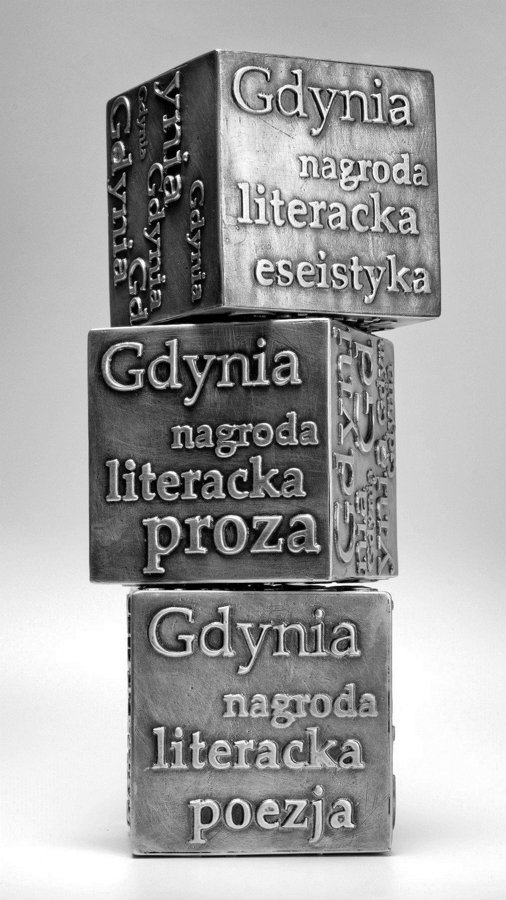 34 Gdyńskie Kostki Literackie Pamiątkowe statuetki autorstwa
