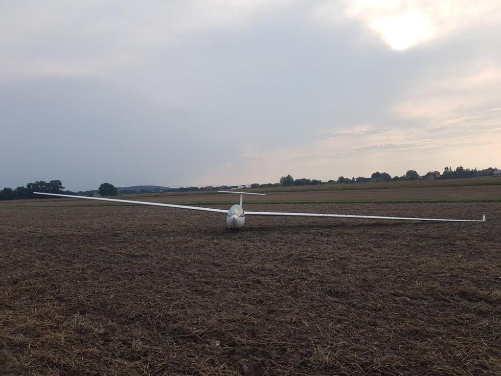 Streszczenie W dniu 04.08.2018 r. około godziny 13:36 (LMT) z lotniska w Rudnikach do przelotu po trasie docelowo powrotnej do Masłowa (EPKA) wystartował szybowiec DG-600.