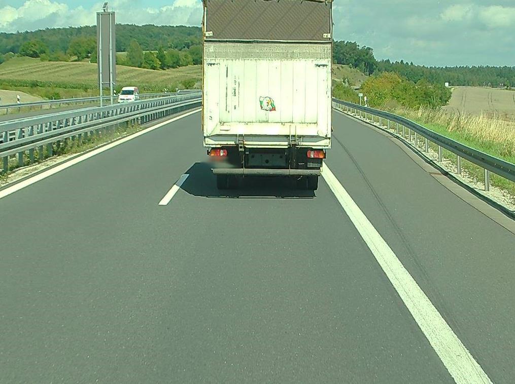 wykonane podczas jazdy bezpośrednio za pojazdem ciężarowym Przykład