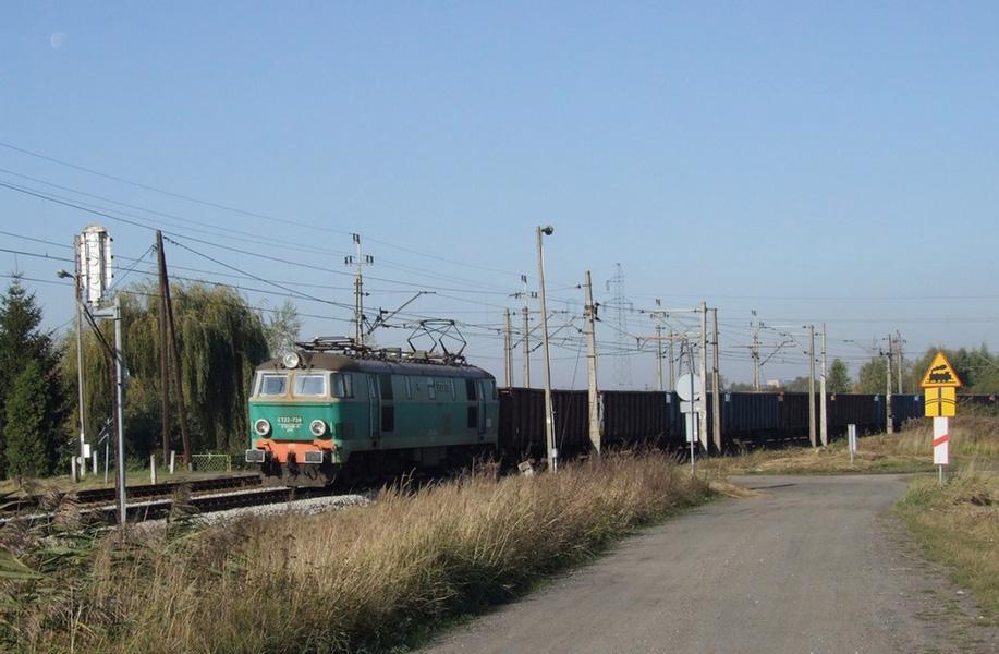 > 10 < ET22-228, PKP Cargo Produkcja w latach 1969 1989 w zakładach Pafawag we Wrocławiu. Wyjeżdża z Kalisza w stronę Łodzi ze składem węglarek.